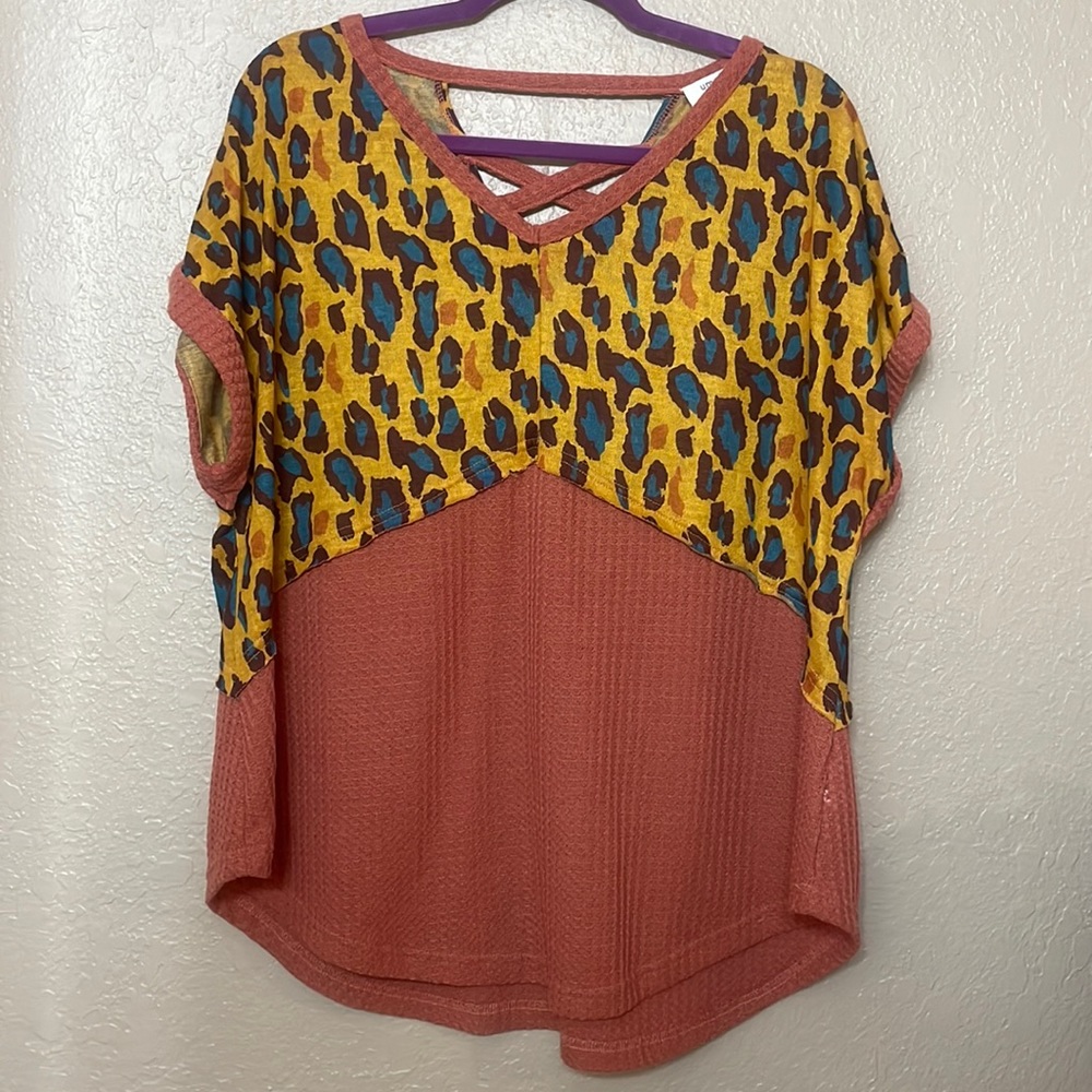 Umgee leopard shirt! Super cute, size med. Great condition! Adorable back